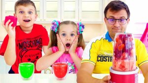 Рома и Диан играют с папой