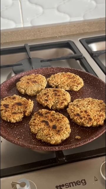 Готовлю веганские котлетки. Пробовали веганскую еду? #веган #готовлю #еда #vegan смотреть онлайн