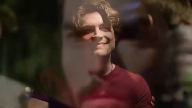 Akın Akınözü Y Ebru Şahin Nadaron Juntos En El Río Para Publicidad.