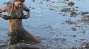 Girl Mud Fighting / Sexy Woman Fighting in Mud Challenge