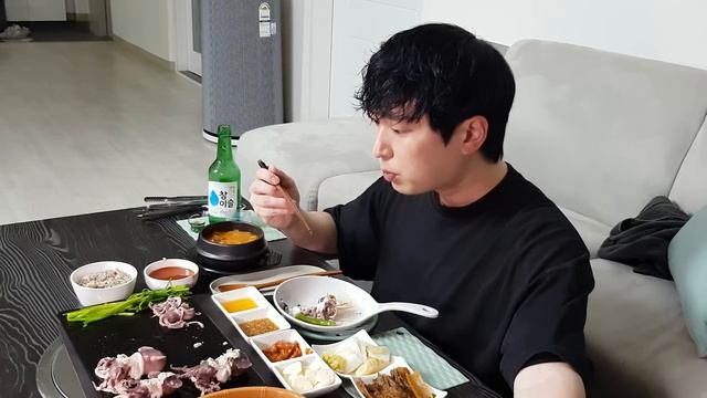 귀요미 귀오징어! 별나게 생긴 별미(Ft.미나리, 김치콩나물국) 혼술 리얼먹방 Cuttlefish MUKBANG ASMR EATINGSHOW смотреть онлайн