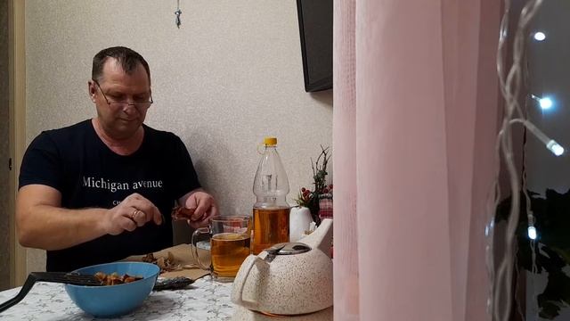 блюдо которое приготовил Артём,сухарики с чесноком и вобла с пенным. смотреть онлайн