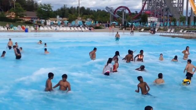 Wave Pool Fun смотреть онлайн
