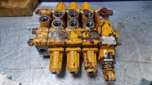 Погрузчик UNC 060 что внутри клапана распределителя ?