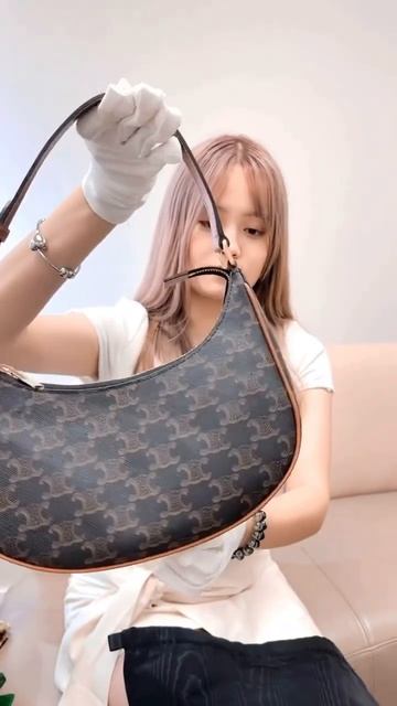 Celine Ava tan 黑色老花腋下包 193952BZJ-04LU｜instagram: fame.hk.society смотреть онлайн