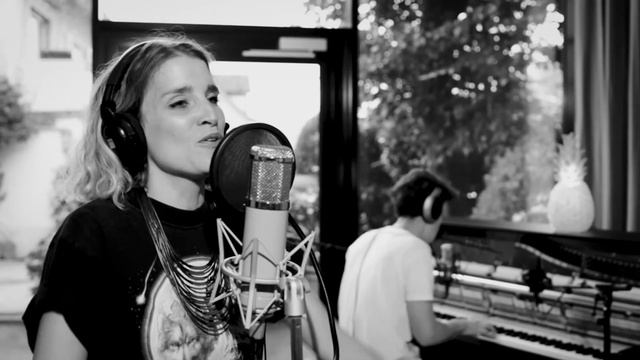 Lina Button - Hidden Land (Acoustic) смотреть онлайн