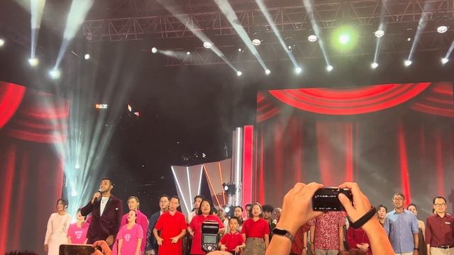 Taufik Batisah sings Majulah Singapura - Gardens by the Bay and Mediacorp National Day Concert смотреть онлайн