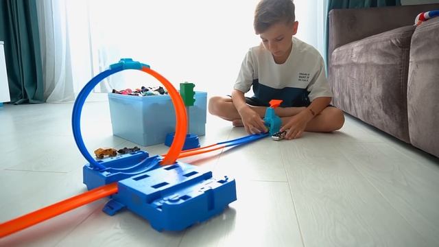 Хитрая тактика Марка, чтобы получить новые машины от мамы смотреть онлайн