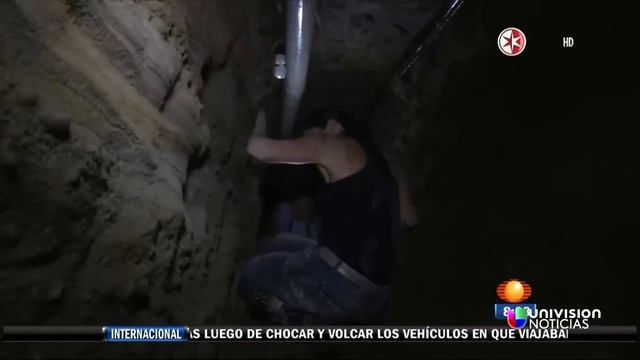 Recorren completo el túnel por el que escapó El Chapo смотреть онлайн