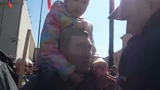 1 мая 2016. Европейский Демократический марш. Мужчину с ребенком блокирует полиция. смотреть онлайн