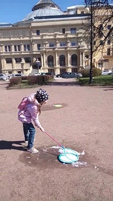 Большие мыльные пузыри в Александровском парке смотреть онлайн