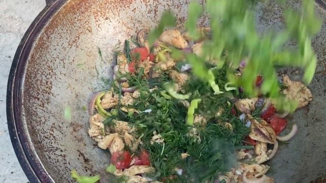 КУРИНЫЙ УЙГУРСКИЙ ЖИЗ или ДЖИЗ | TOVUQLI JIZ | ЖИЗ по БУХАРСКИ - мужики готовят | Узбекистан, БУХАР смотреть онлайн