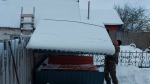Как почистить снег на крыше при помощи веревки. Делюсь своим опытом