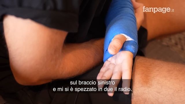 Salva una ragazza dall'aggressione di gruppo: "Ho un braccio rotto ma lo rifarei altre mille volte" смотреть онлайн