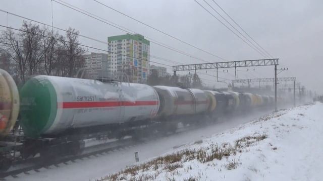 Электровоз ВЛ10У-882 с грузовым поездом смотреть онлайн