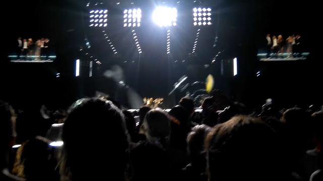 Madonna giving Rita Ora a banana Berlin 11.11.2015 смотреть онлайн
