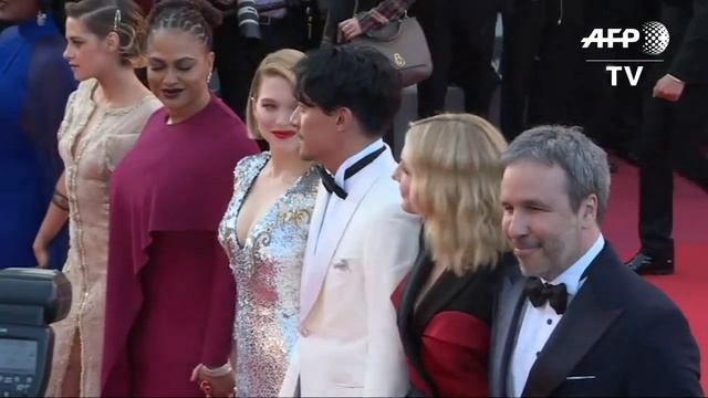 Cannes: Jury arrives for closing ceremony смотреть онлайн