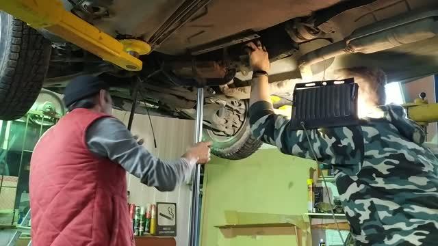 Замена КПП Мерседес 190 w201 w124. Replacement of the Mercedes 190 gearbox смотреть онлайн