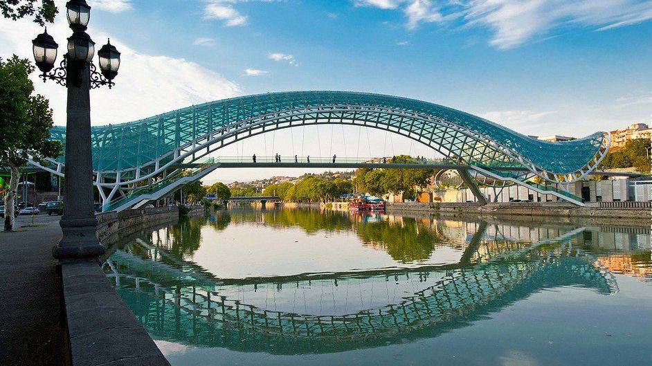 Едем кататься на туристическом кораблике по реке Кура в Тбилиси. смотреть онлайн