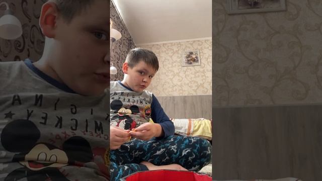 Распаковка шкатулки леди баг. Кирилл показывает талисманы смотреть онлайн