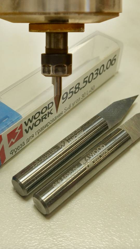 Как работают гравировальные фрезы на ЧПУ | V-образная монолитная фреза гравёр Woodwork 958.5030.06 смотреть онлайн