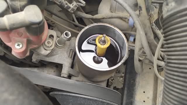 Замена фильтра в гидроусилители Мерседес 190 w201 w124 . Replacing the filter in the power steering смотреть онлайн