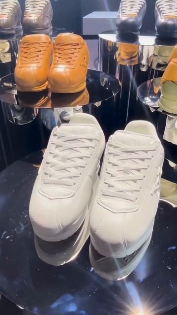 Множество обувных коллабораций было замечено на недели моды в Париже смотреть онлайн