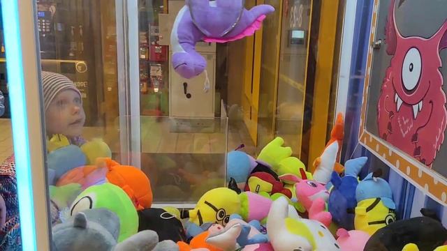 Автомат с игрушками😉Циплёнок Твити, жираф и динозавр🦕#автоматсигрушками #clawmachine #хватайка #toy