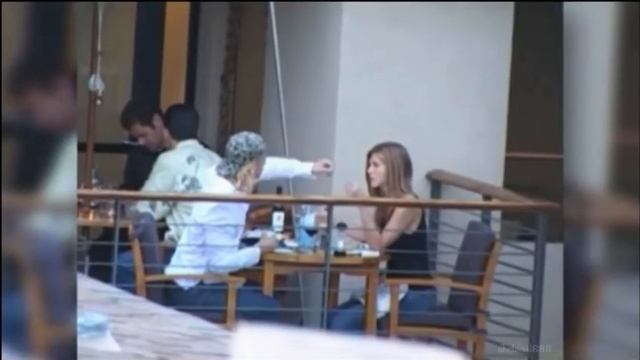Cute Clip of Jennifer Aniston & Brad Pitt at the restaurant смотреть онлайн