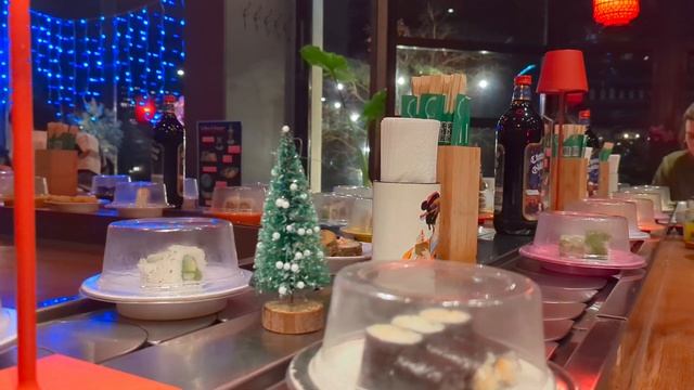 Moving Sushi Bar Table for Five Minutes With Music смотреть онлайн