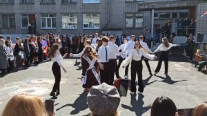 Завораживающий вальс на выпускном.