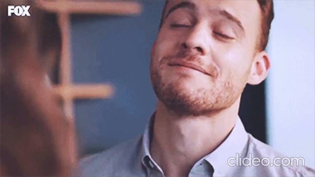 А Я ВЛЮБИЛСЯ В НЕЁ МАМА КАЖЕТСЯ, И ПО НОЧАМ ВСЁ СЕРДЦЕ МОЁ МАЕТСЯ Я УЛЫБНУСЬ ЕМУ ОН УЛЫБАЕТСЯ...... смотреть онлайн