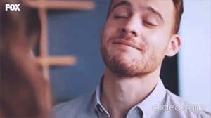 А Я ВЛЮБИЛСЯ В НЕЁ МАМА КАЖЕТСЯ, И ПО НОЧАМ ВСЁ СЕРДЦЕ МОЁ МАЕТСЯ Я УЛЫБНУСЬ ЕМУ ОН УЛЫБАЕТСЯ......