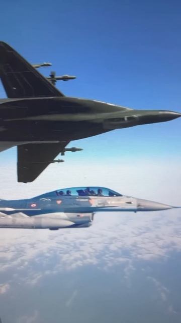 Миг-29 выполнил опасный тоже и напугал пилота США #shorts смотреть онлайн