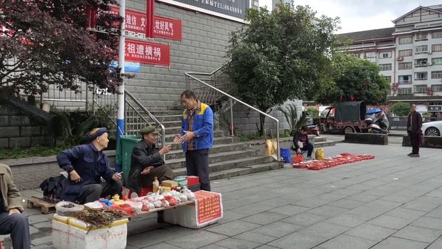 三哥吐槽燕子鏡框不好看，燕子去換鏡框順便去拿寶寶相片，萌萌噠 смотреть онлайн
