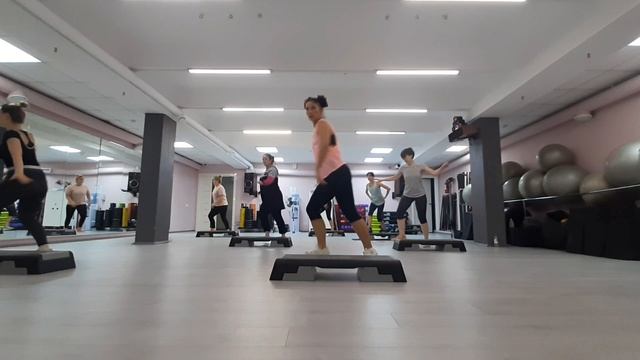 СТЕП АЭРОБИКА ЦЕЛАЯ ТРЕНИРОВКА / STEP AEROBICS / 08.10.2022гг смотреть онлайн