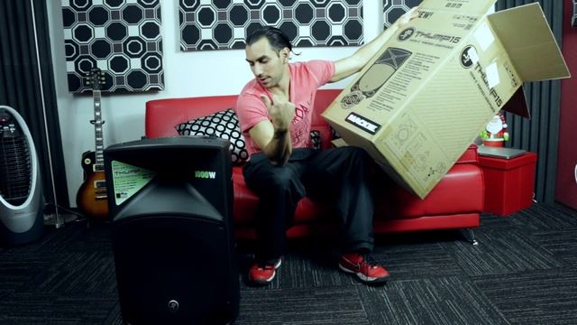 UNBOXING MACKIE THUMP 15" смотреть онлайн
