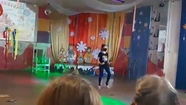 танец под песню двигайся.