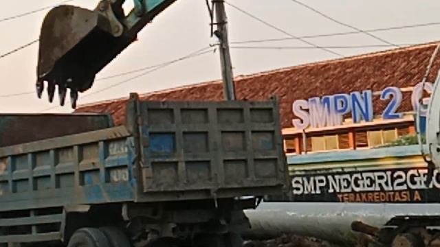 Hunting Truck and Excavator, Kobelco Digging Ditches смотреть онлайн