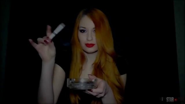 Женщина курит в лосинах смотреть онлайн