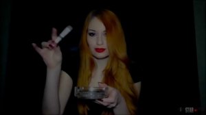 Женщина курит в лосинах