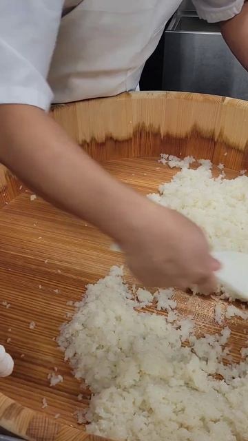 How to Mix Sushi Rice with Seasoned Vinegar смотреть онлайн