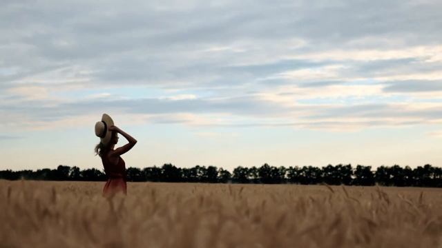 Lena in the field - Лена в поле смотреть онлайн