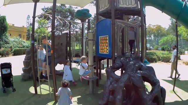 Аня гуляет в парке Герцель (чудные фигуры) смотреть онлайн