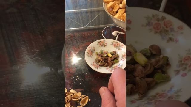 Вскрываем не раскрытые фисташки