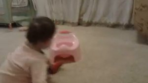 Рада садится на горшок