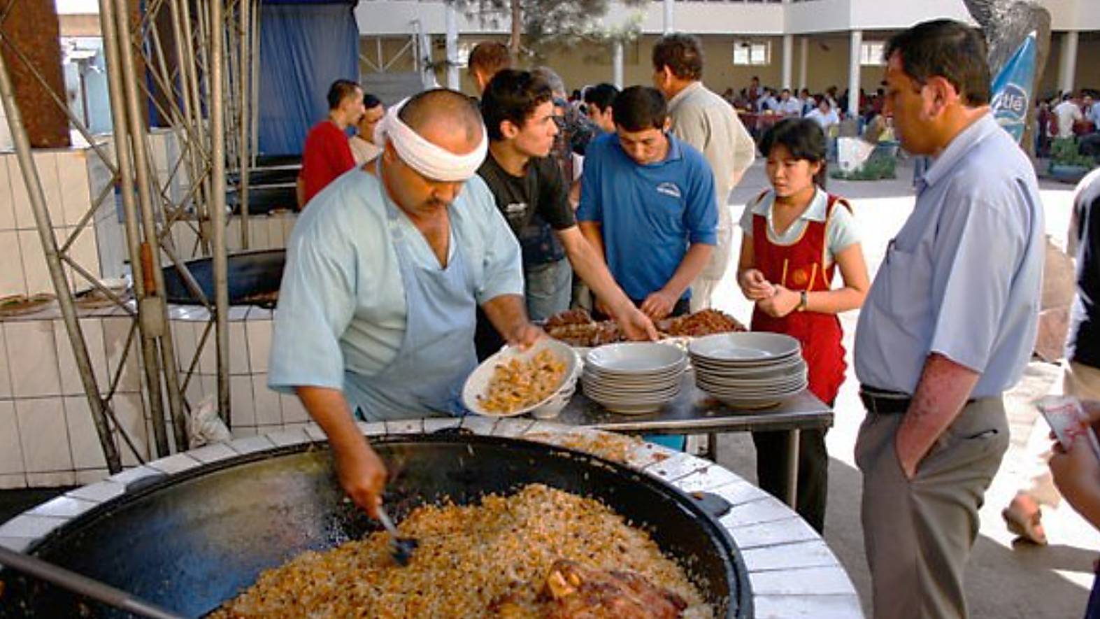 История бывшего «Центра плова» на ул.Тимирязева, который переехал к Телебашне и стал «Besh Qozon» смотреть онлайн
