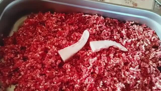 Готовлю очередную колбасу.