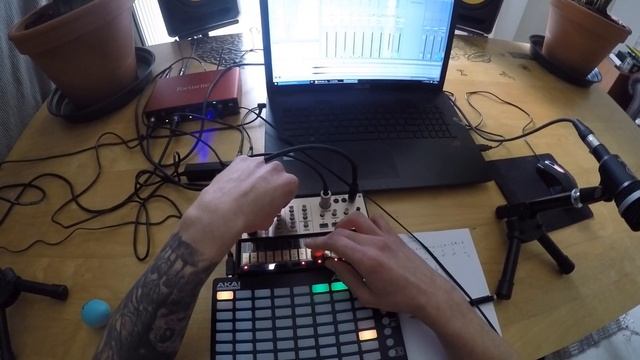 Afternoon Ambient Session - Closed Eyes See Better [Korg Volca Keys, Akai APC mini, AKG40] смотреть онлайн