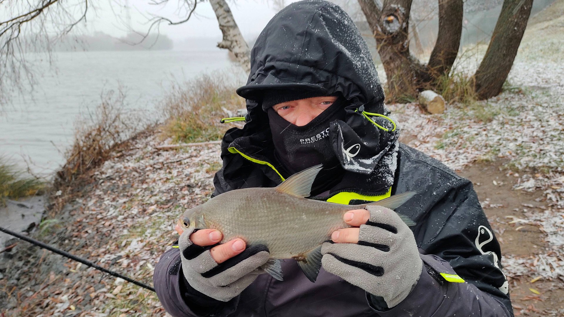 "РЫБАЛКА У КАЖДОГО СВОЯ" Зимний фидер на Москве реке. смотреть онлайн